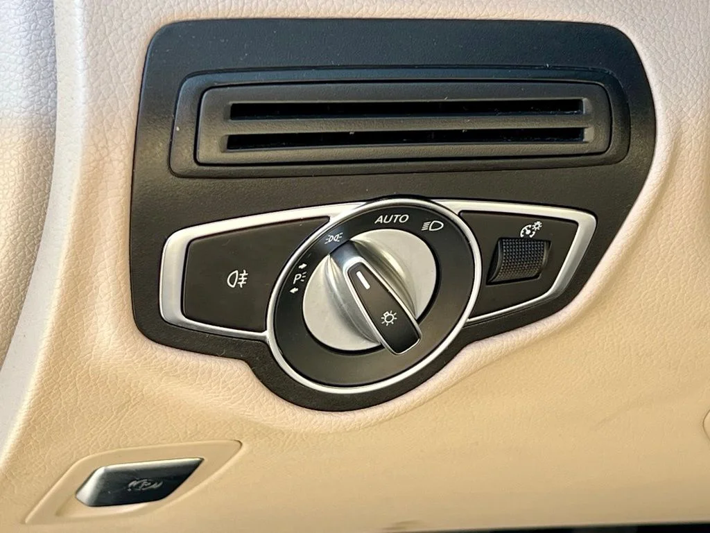 Certified Used 2022  Mercedes-Benz GLC 300 image 37