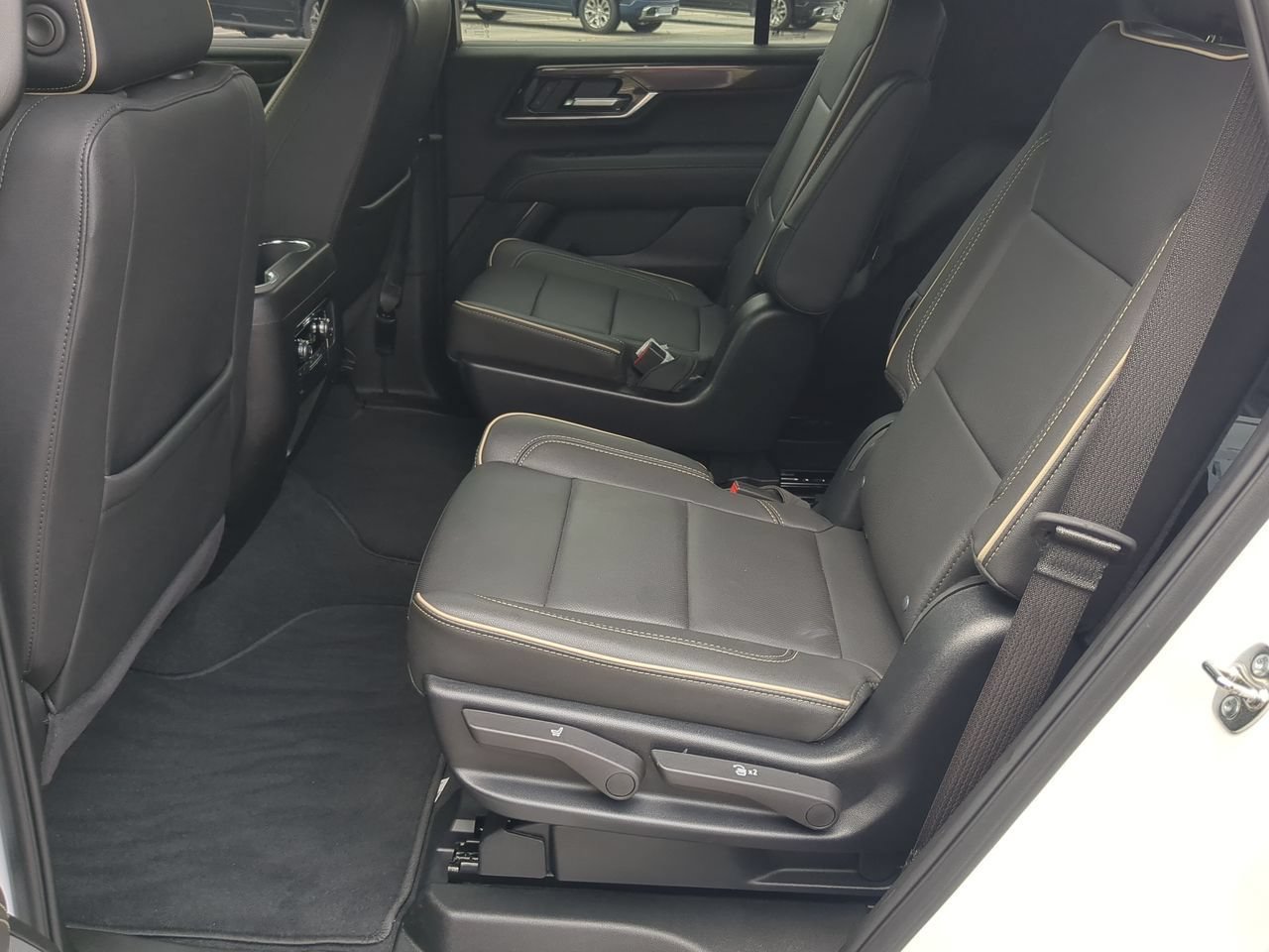 Used 2025 Summit White GMC Elevation image 26