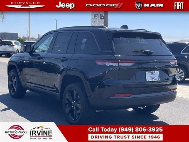 New 2026 Diamond Black Crystal Pearl-Coat Exterior Paint Jeep Limited image 4