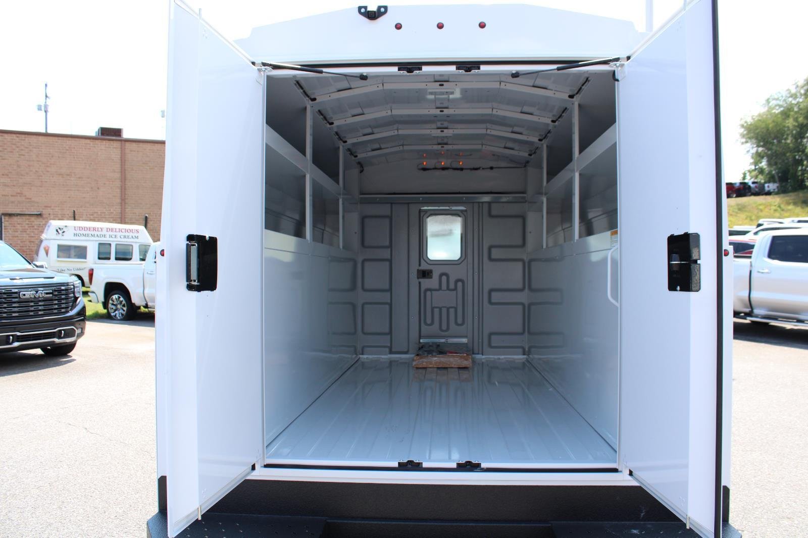 New 2025 Summit White GMC 1WT image 8