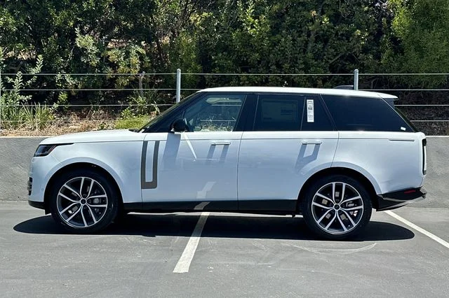 New 2026 Fuji White Land Rover SE image 2