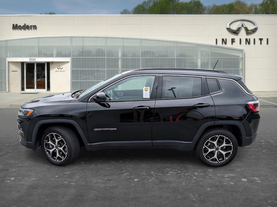 Used 2025 Diamond Black Crystal Pearlcoat Jeep Limited image 6