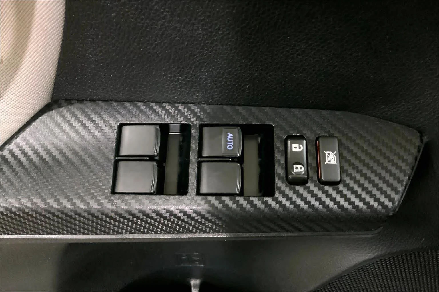 Used 2013 Classic Silver Metallic Toyota LE image 35