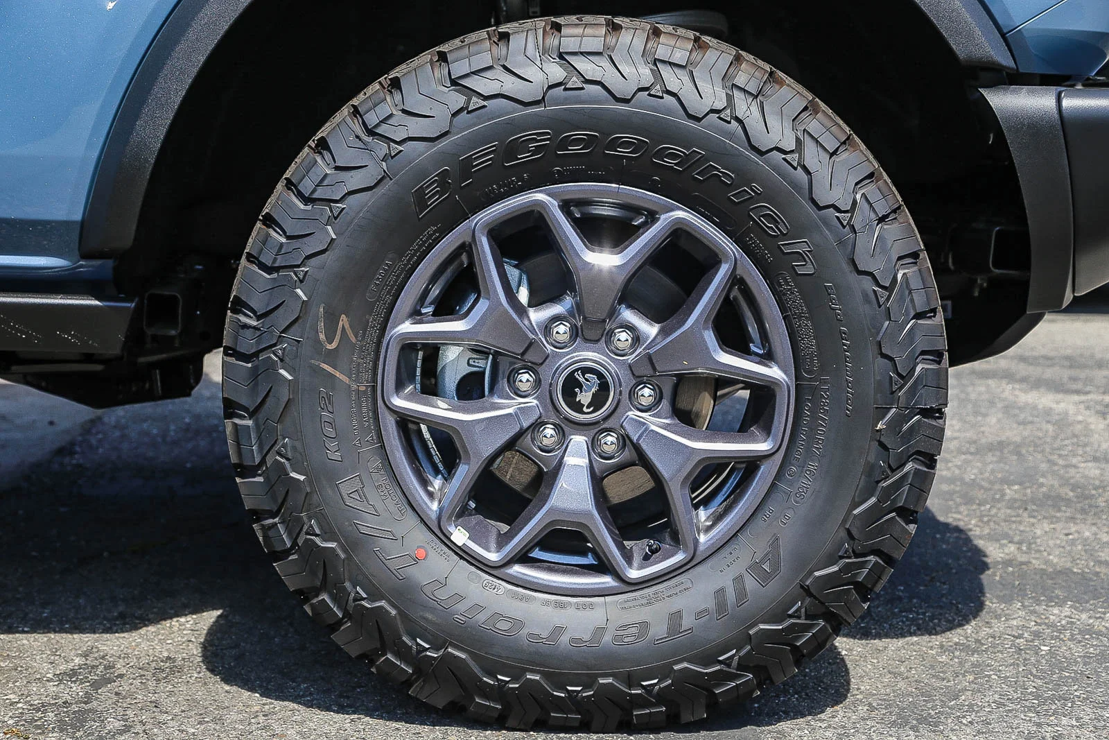 New 2025 Azure Gray Metallic Tri-Coat Ford Badlands® image 10