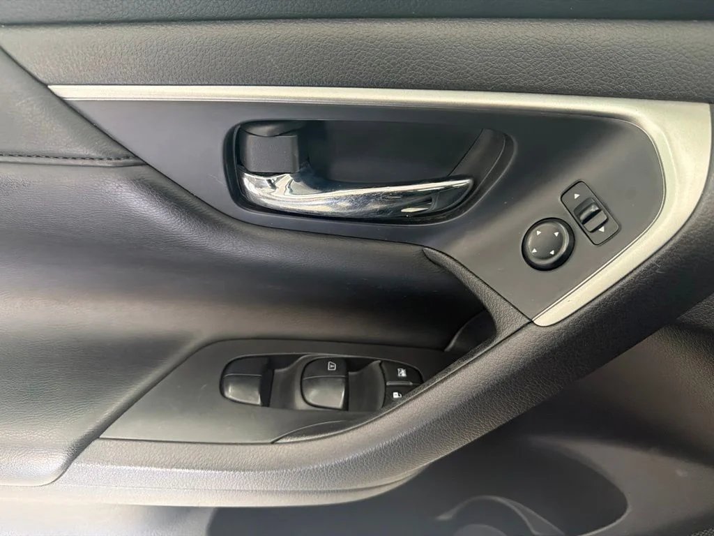 Used 2015 Blue Nissan 2.5 S image 18
