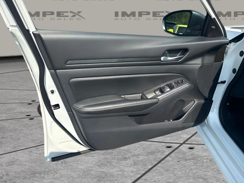 Used 2025 White Nissan 2.5 SV image 20