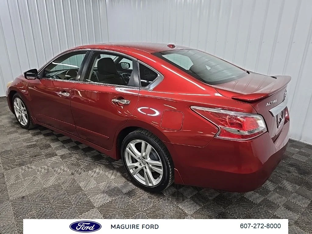 Used 2015 Red Nissan 3.5 SL image 9