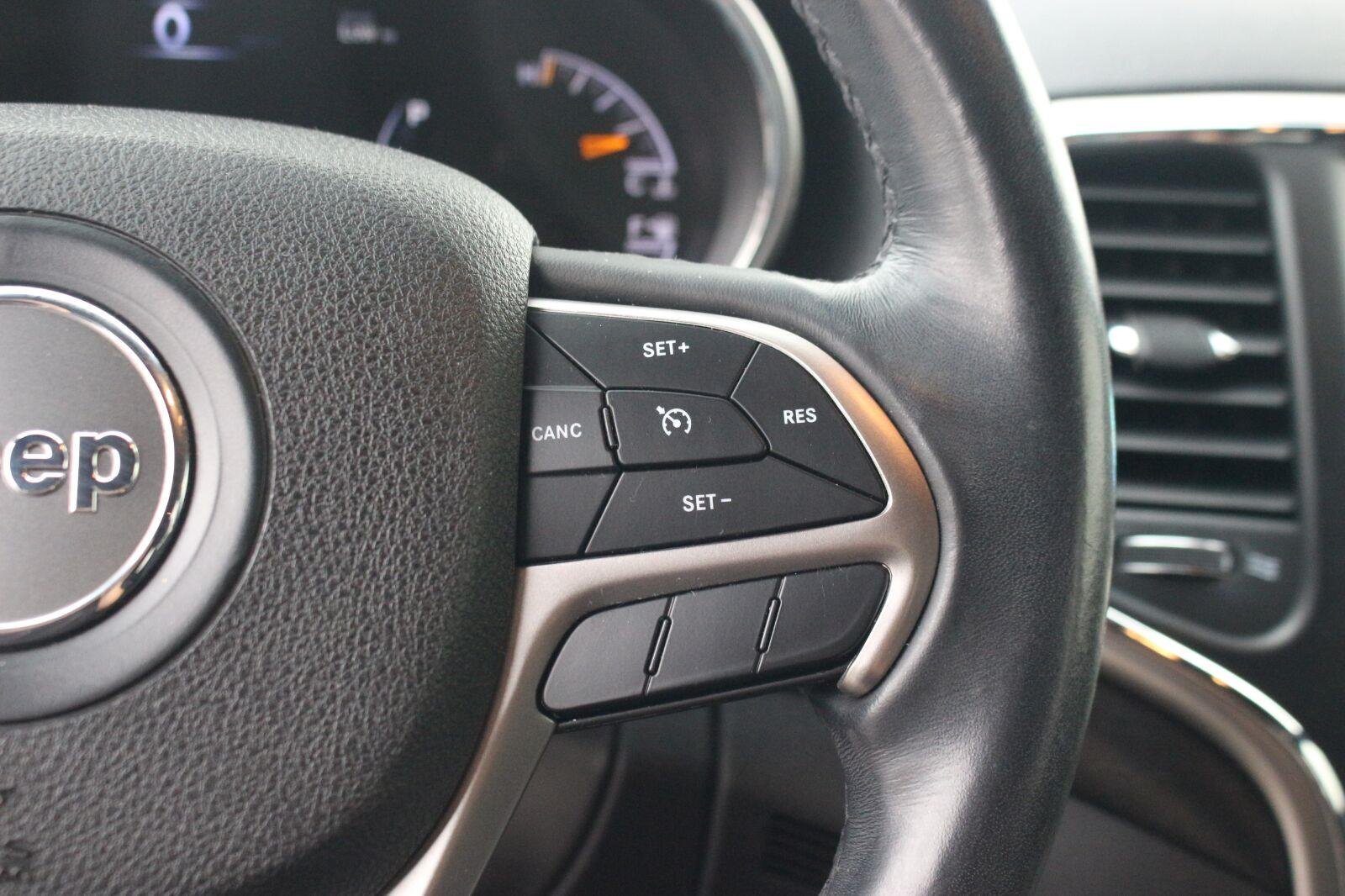 Used 2018  Jeep Laredo E image 17