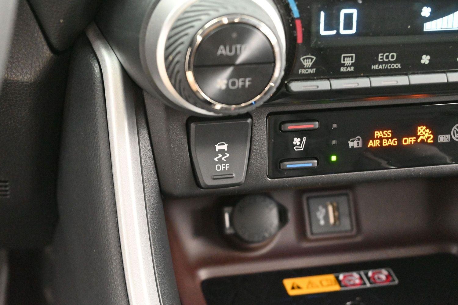 Used 2025 Wind Chill Pearl Toyota Limited image 20