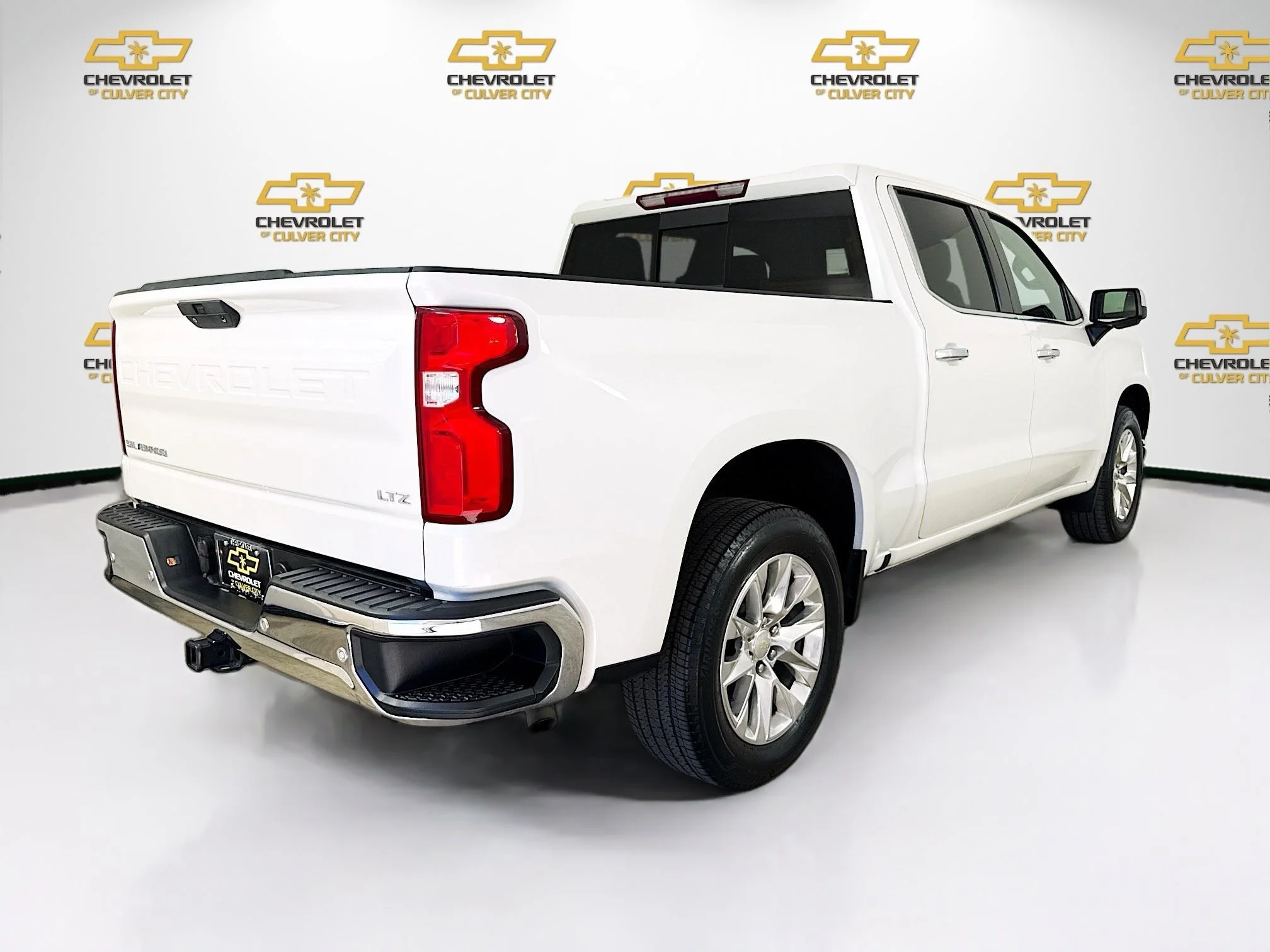 Used 2022 Iridescent Pearl Tricoat Chevrolet LTZ image 8