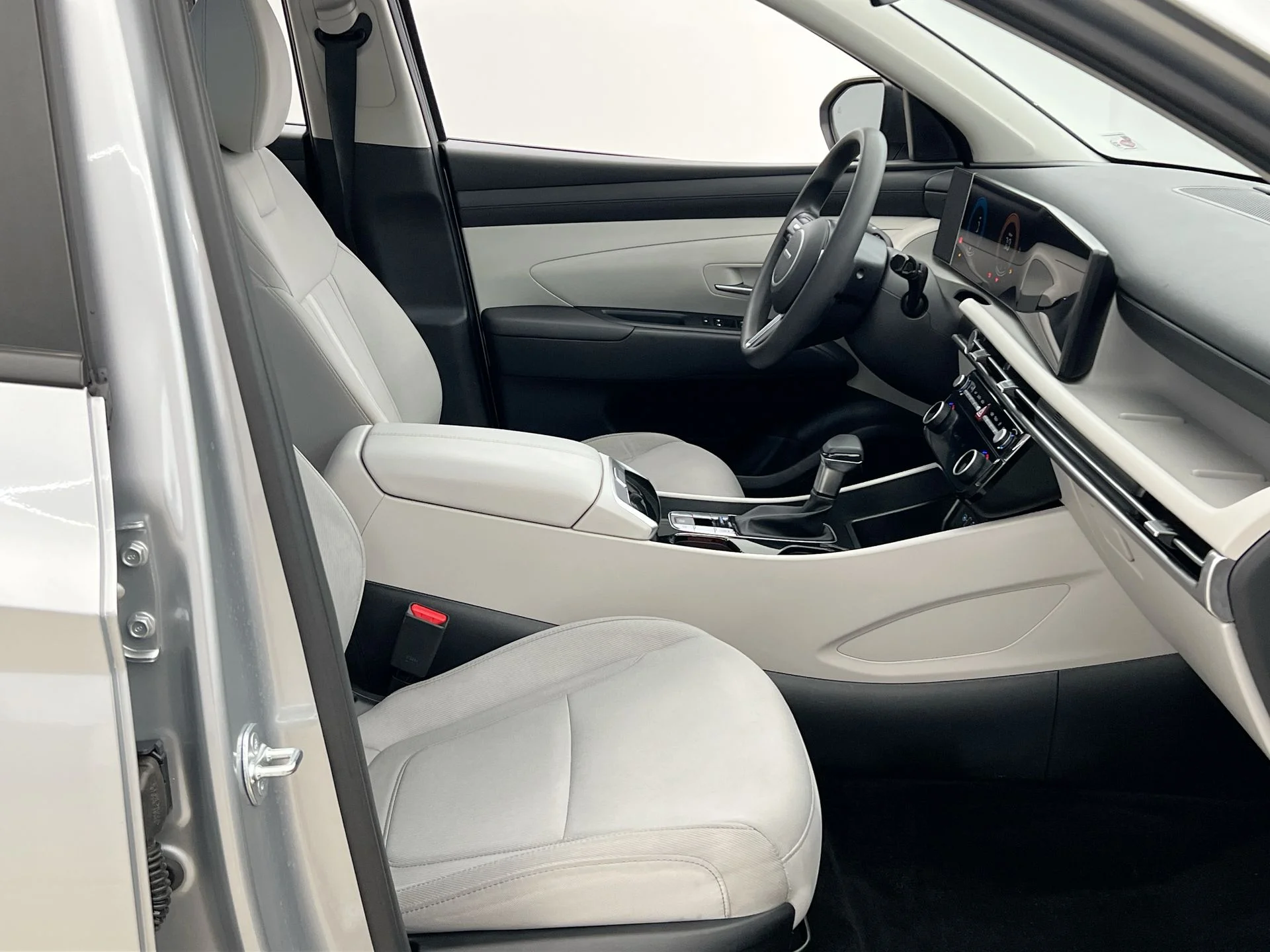 Used 2025 Silver Hyundai SEL image 15