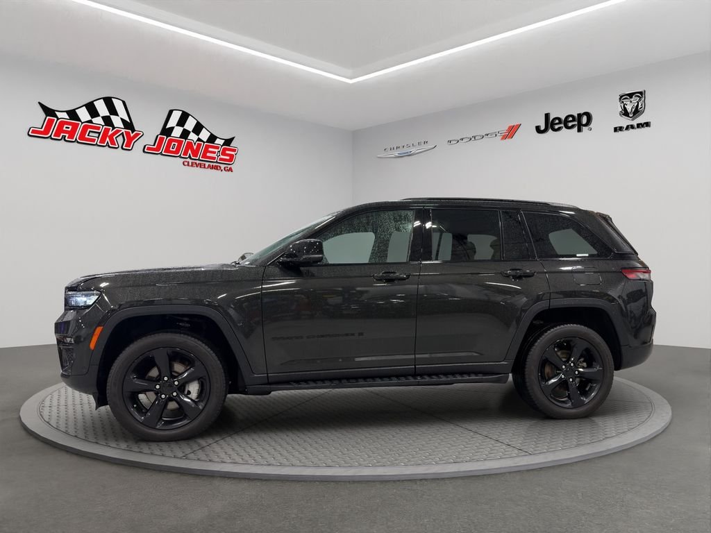 Used 2024 Rocky Mountain Pearlcoat Jeep Limited image 3