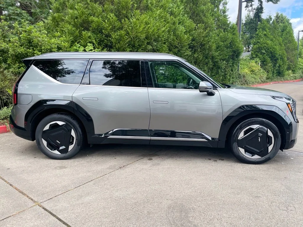 Certified Used 2024 Pebble Gray Kia Land image 3