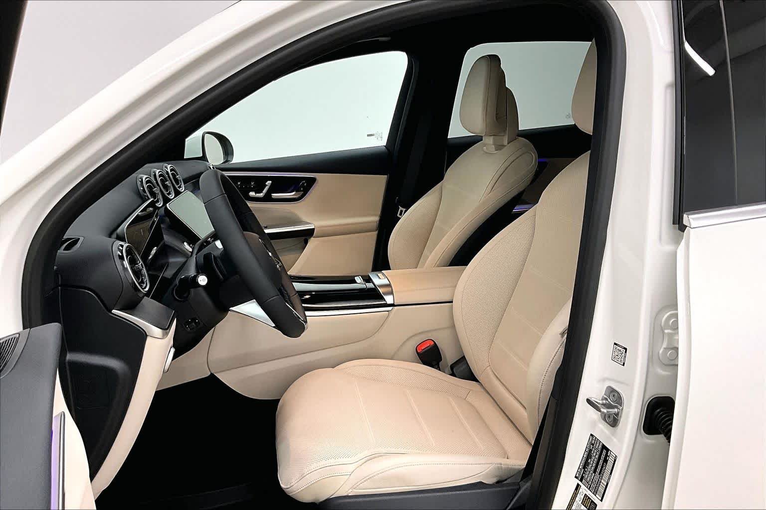New 2026 Polar White Mercedes-Benz GLC 300 image 9