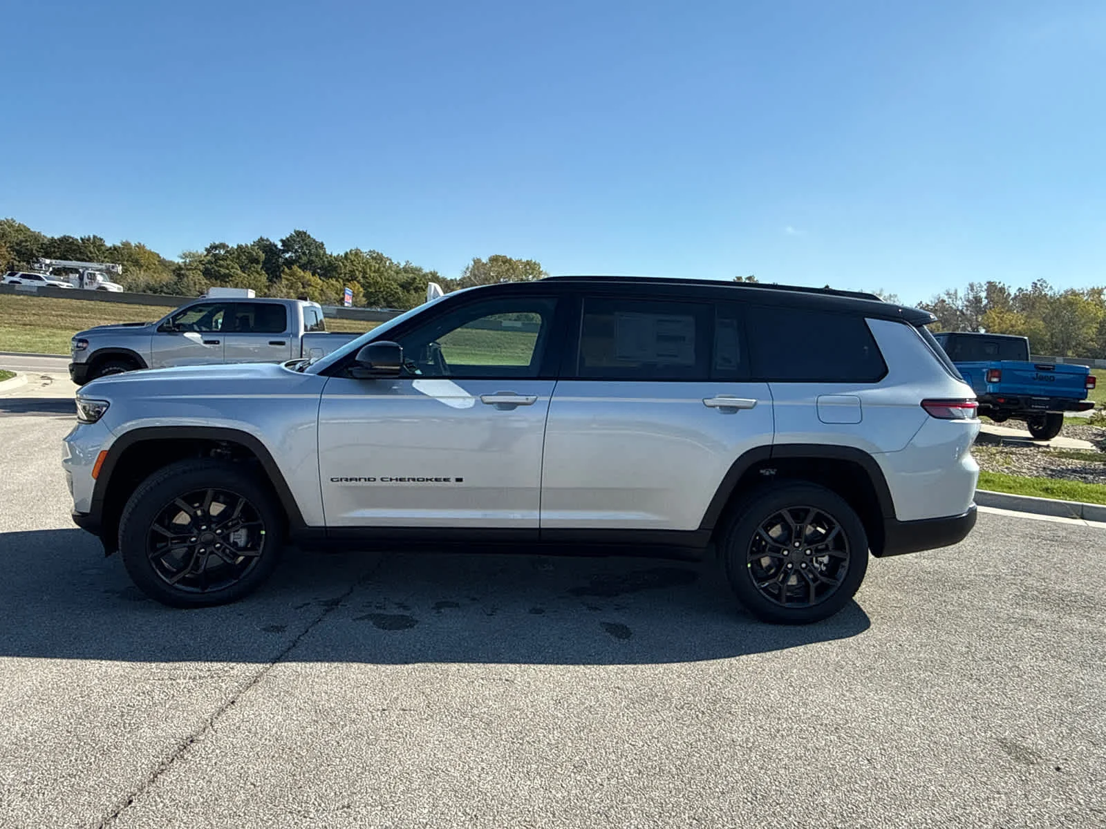 New 2025 Silver Zynith Exterior Paint Jeep Limited image 15