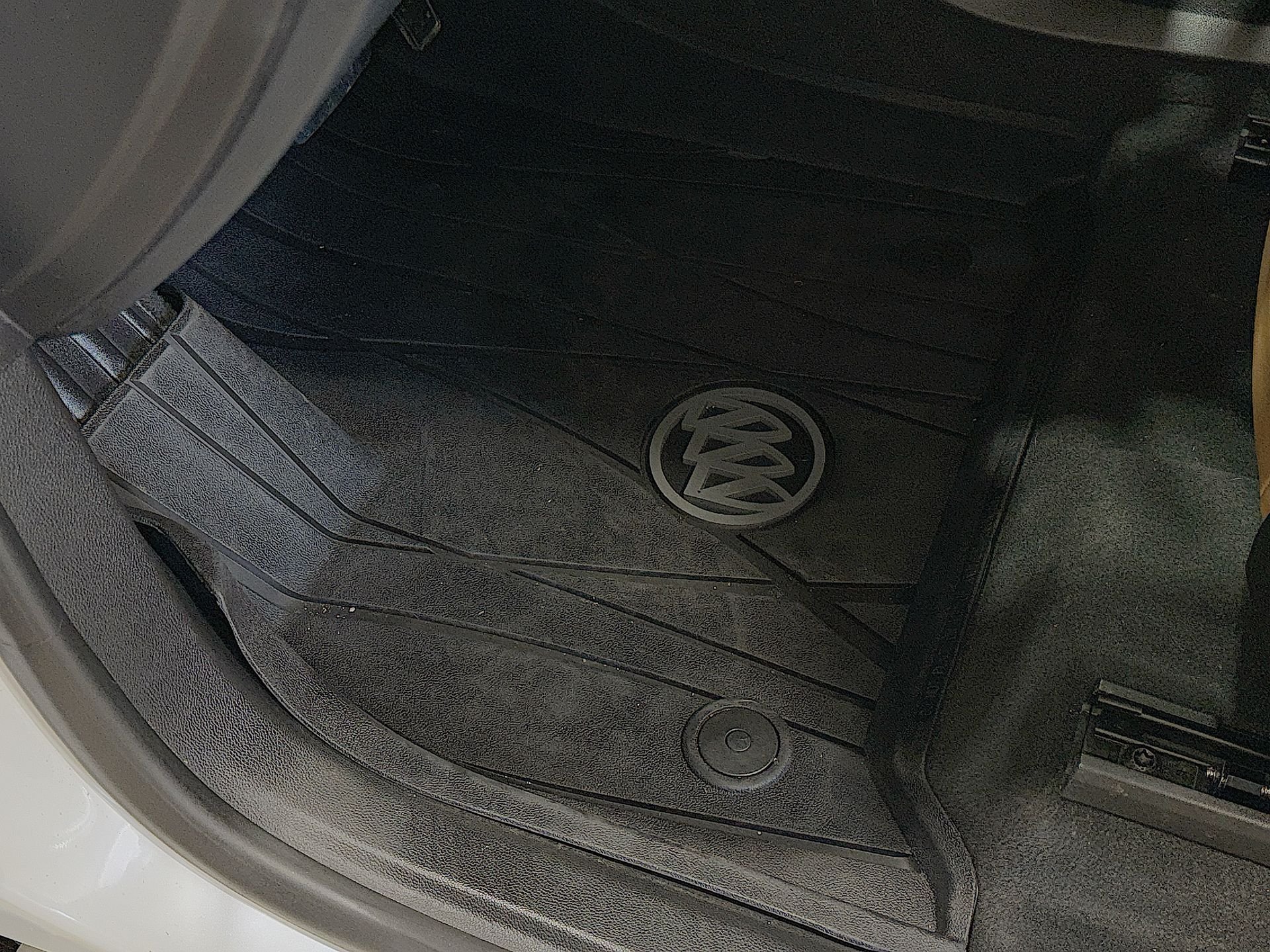 Used 2018 White Frost Tricoat Buick Essence image 66