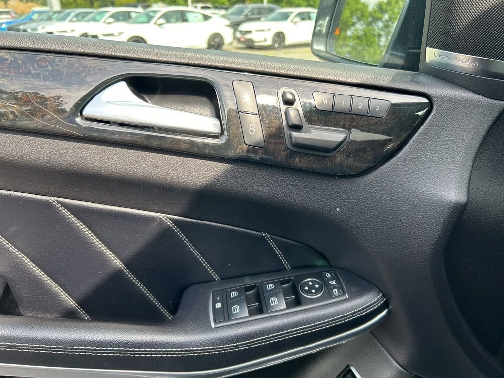 Used 2014  Mercedes-Benz GL 550 image 14