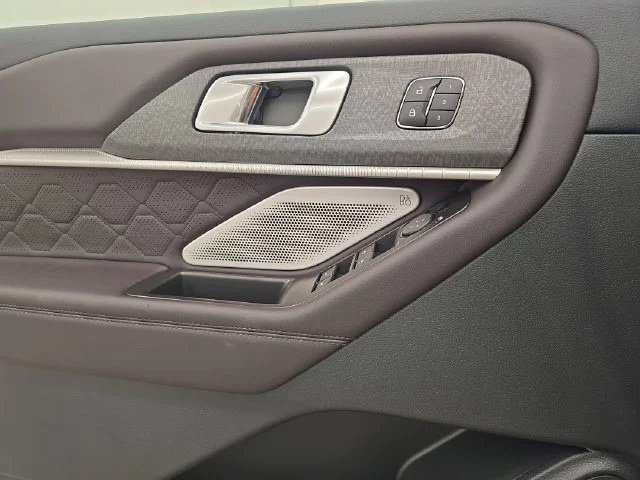 New 2027 Star White Metallic Tri-Coat Ford Platinum™ image 43