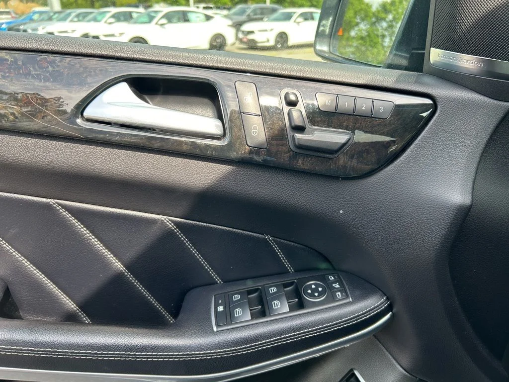 Used 2014  Mercedes-Benz GL 550 image 14