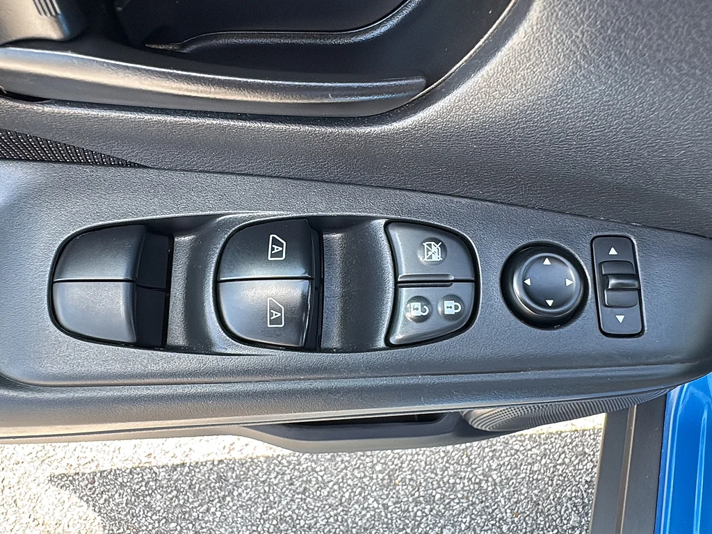 Used 2025 Electric Blue Metallic Nissan  image 32