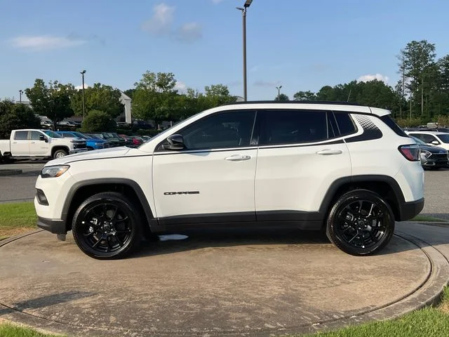 New 2026 Bright White Clearcoat Jeep Latitude image 4