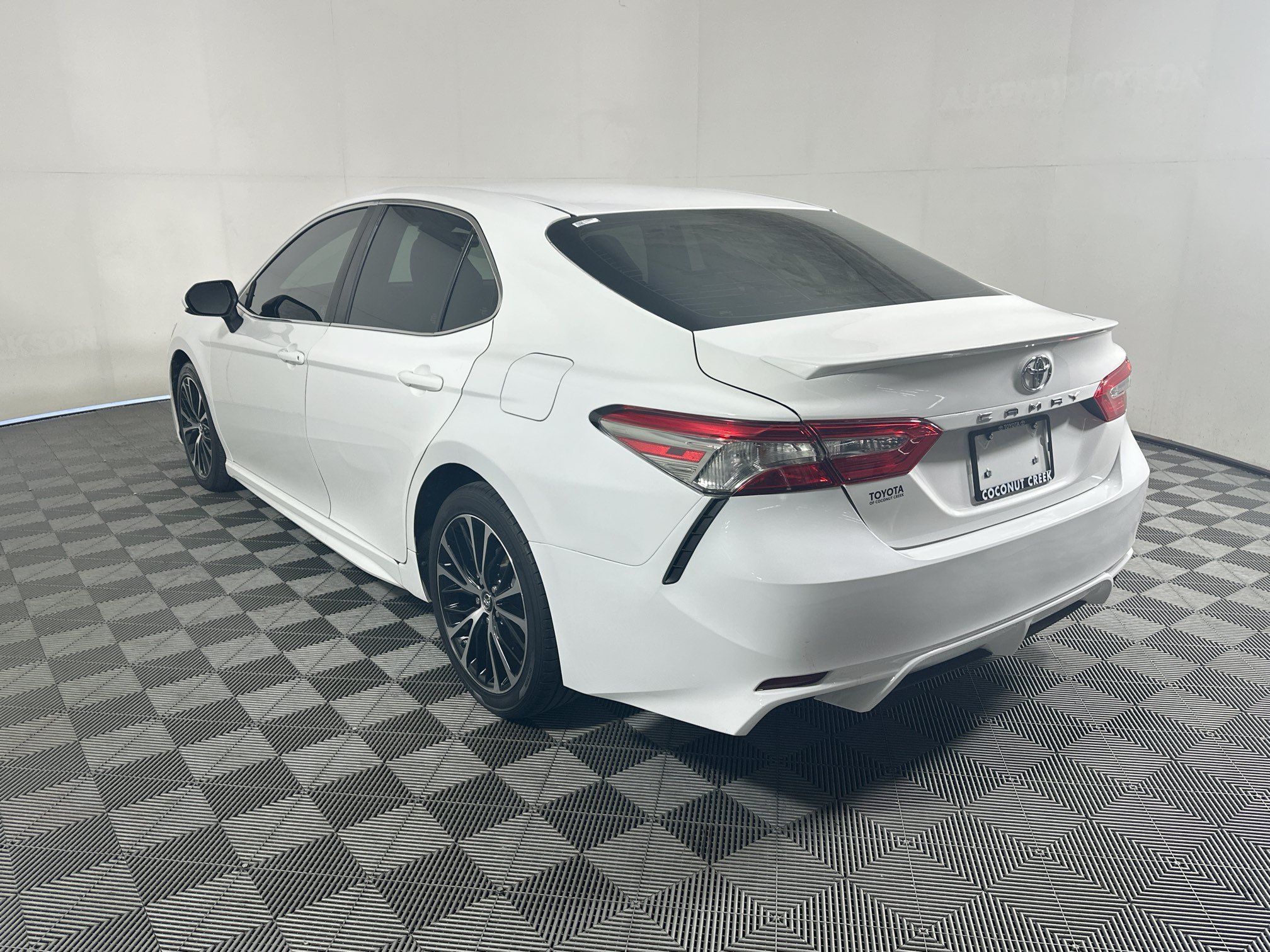Used 2018 Super White Toyota SE image 5