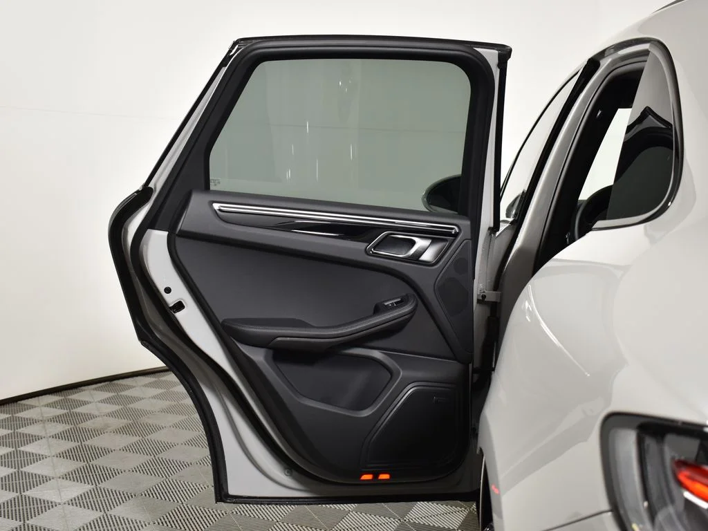 2026 Porsche Macan - Photo 36