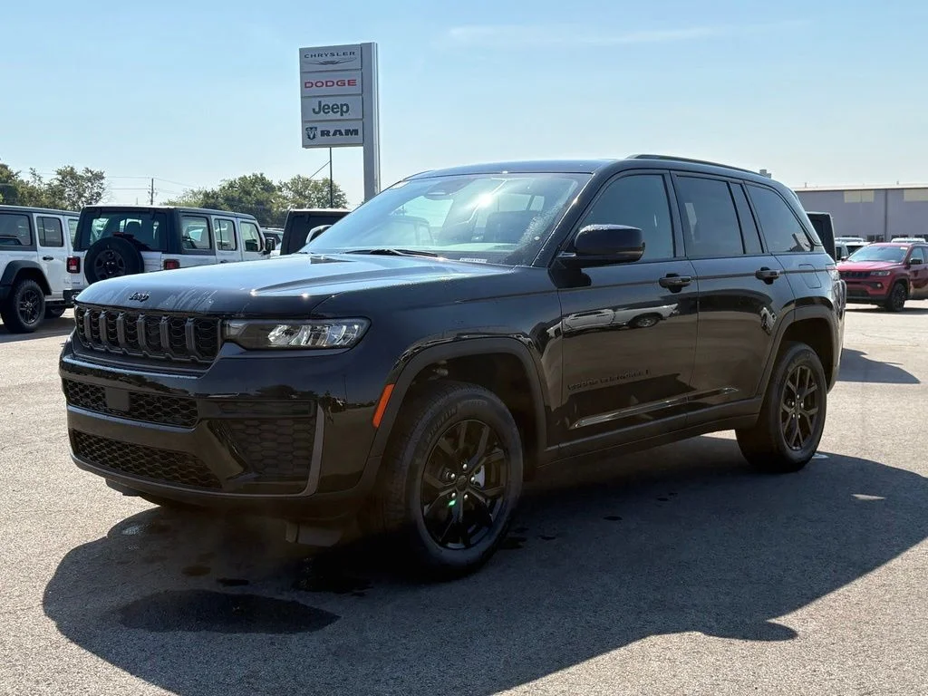 New 2026 Diamond Black Crystal Pearl-Coat Exterior Paint Jeep Altitude image 3