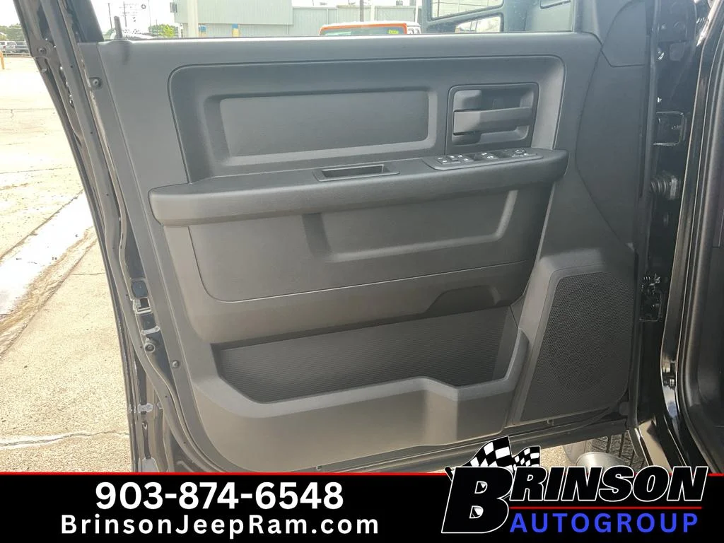 New 2026 Diamond Black Crystal Pearl-Coat Exterior Paint RAM Tradesman image 9