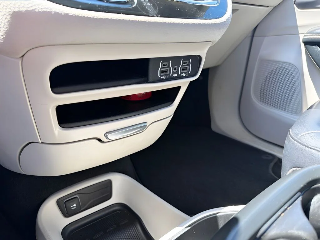 Used 2023 Silver Mist Clearcoat Chrysler Touring L image 31