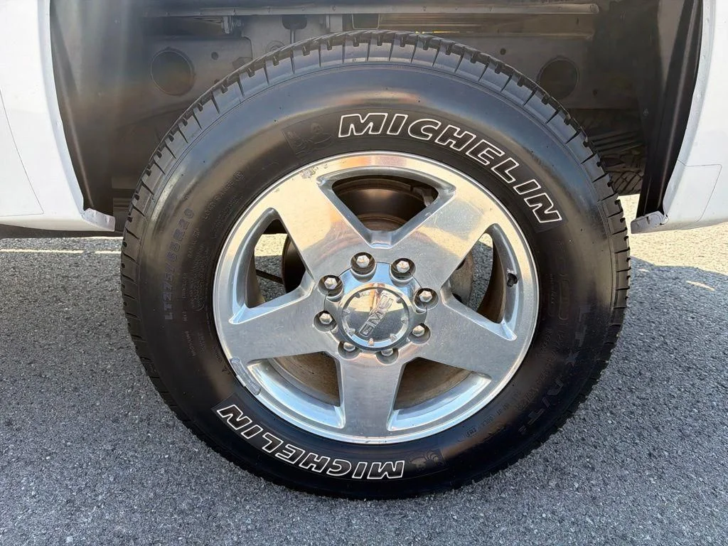 Used 2011 White GMC Denali image 13
