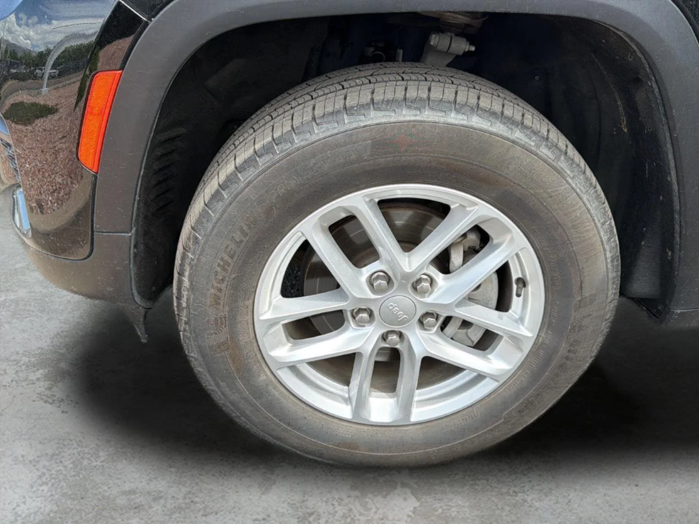 Used 2023 Diamond Black Crystal Pearlcoat Jeep Laredo image 11