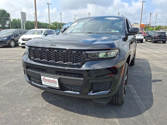Used 2023 Black Jeep Altitude image 4