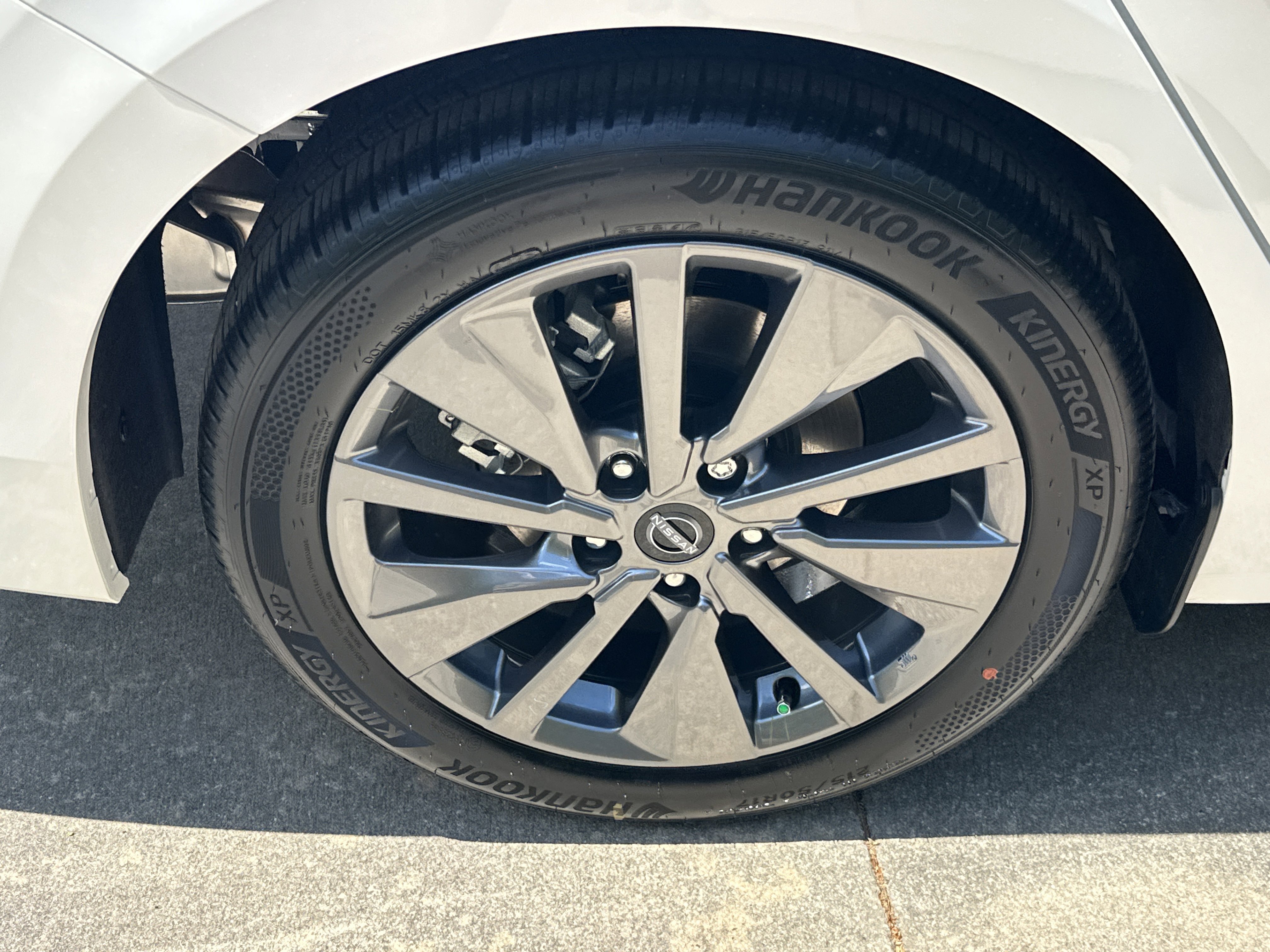 New 2026 Aspen White Tricoat Nissan SL image 18