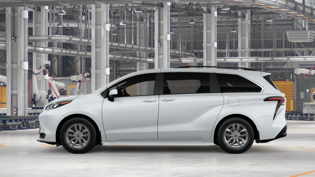 New 2026 Wind Chill Pearl Toyota XLE 8 Passenger image 4