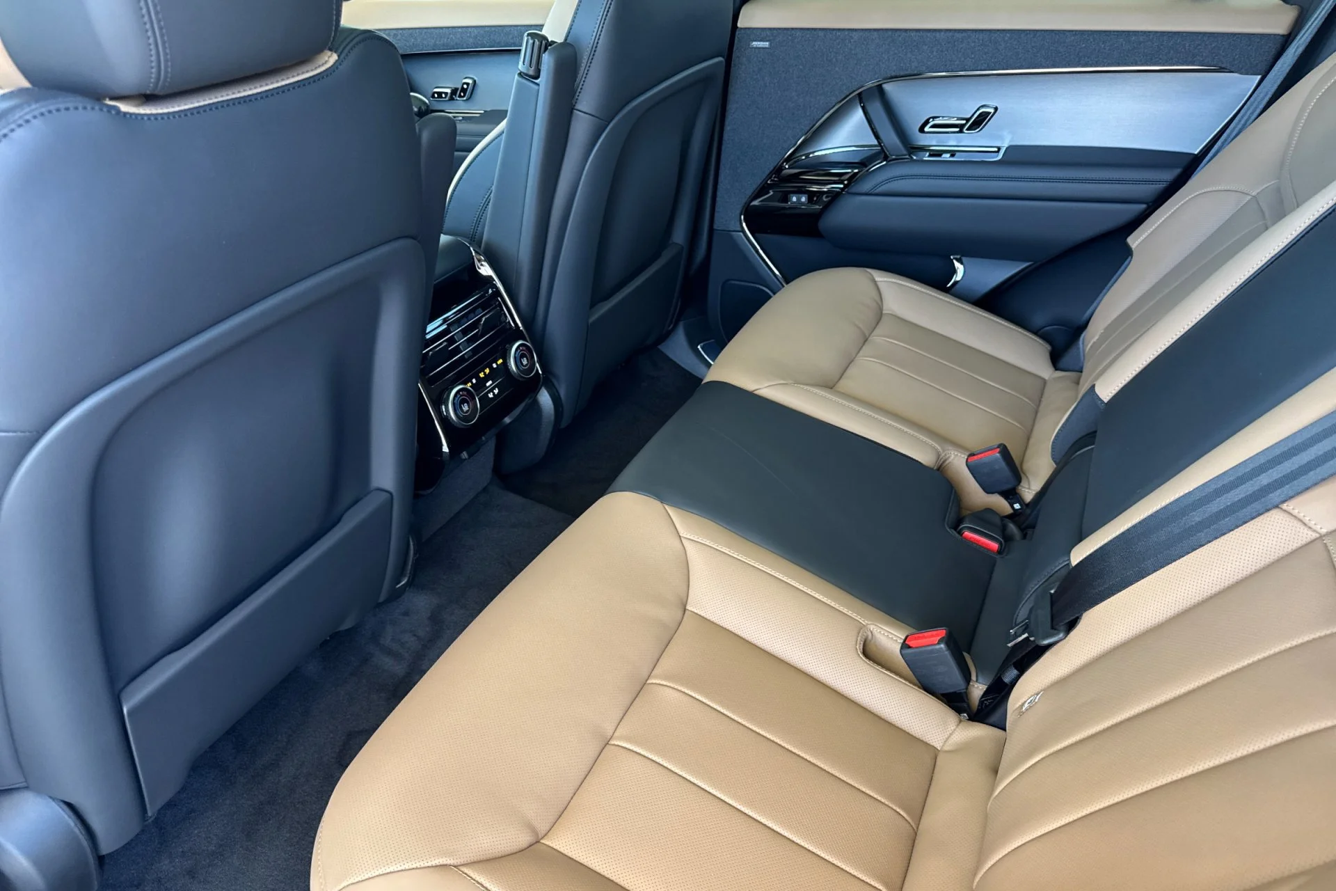 New 2026 Giola Green Land Rover Dynamic SE image 4