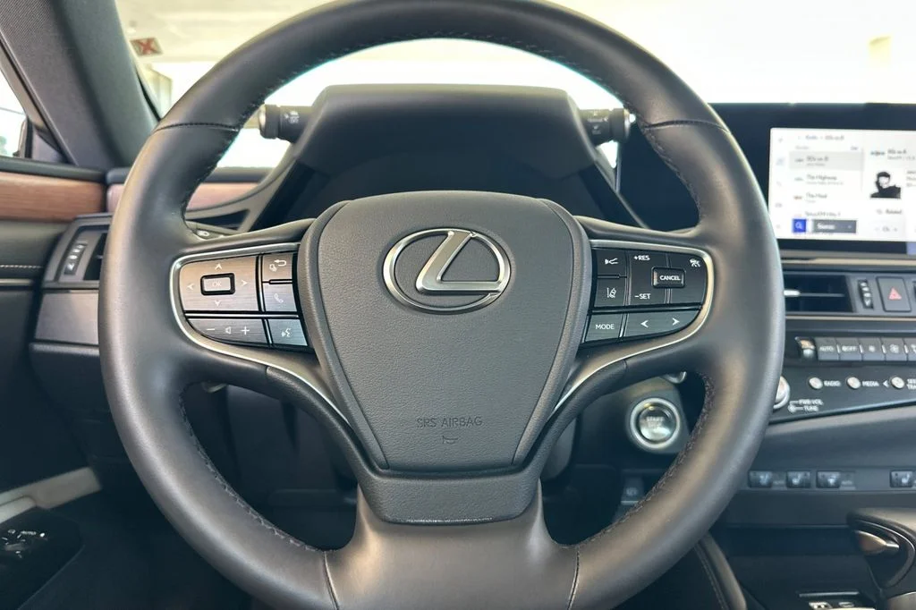 Used 2025 White Lexus 350 image 25
