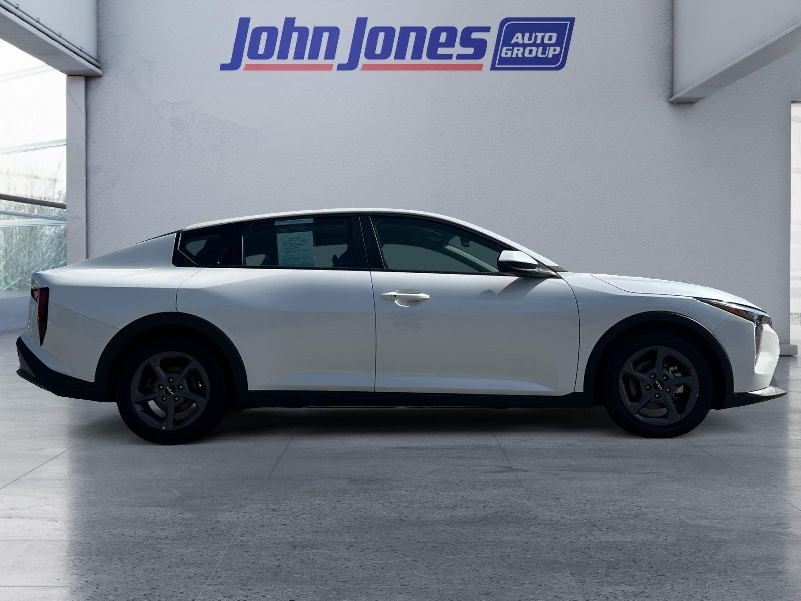 Used 2025 Snow White Pearl Kia LXS image 6