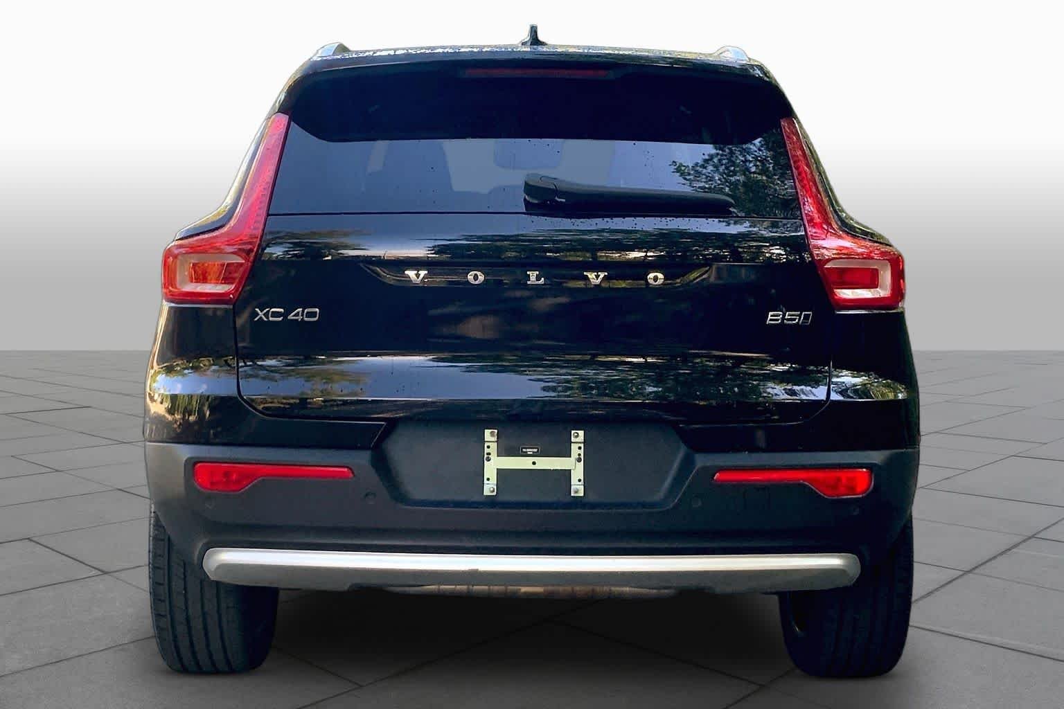 Used 2024 Onyx Black Metallic Volvo Plus Bright Theme image 4