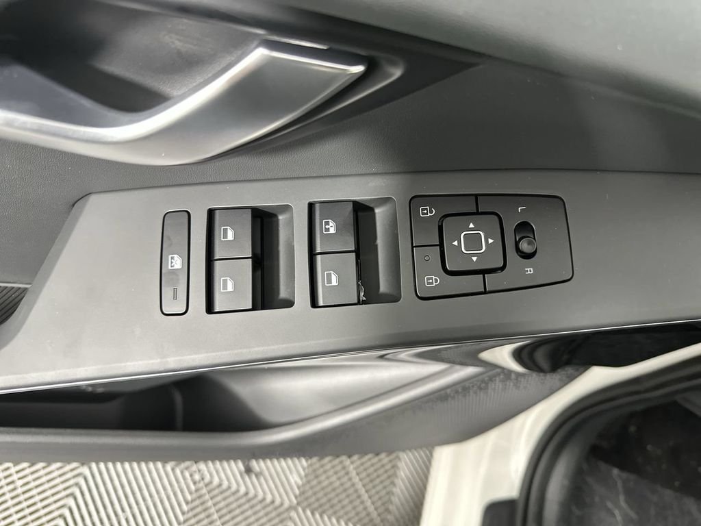 New 2026 Snow White Pearl Kia WIND image 3