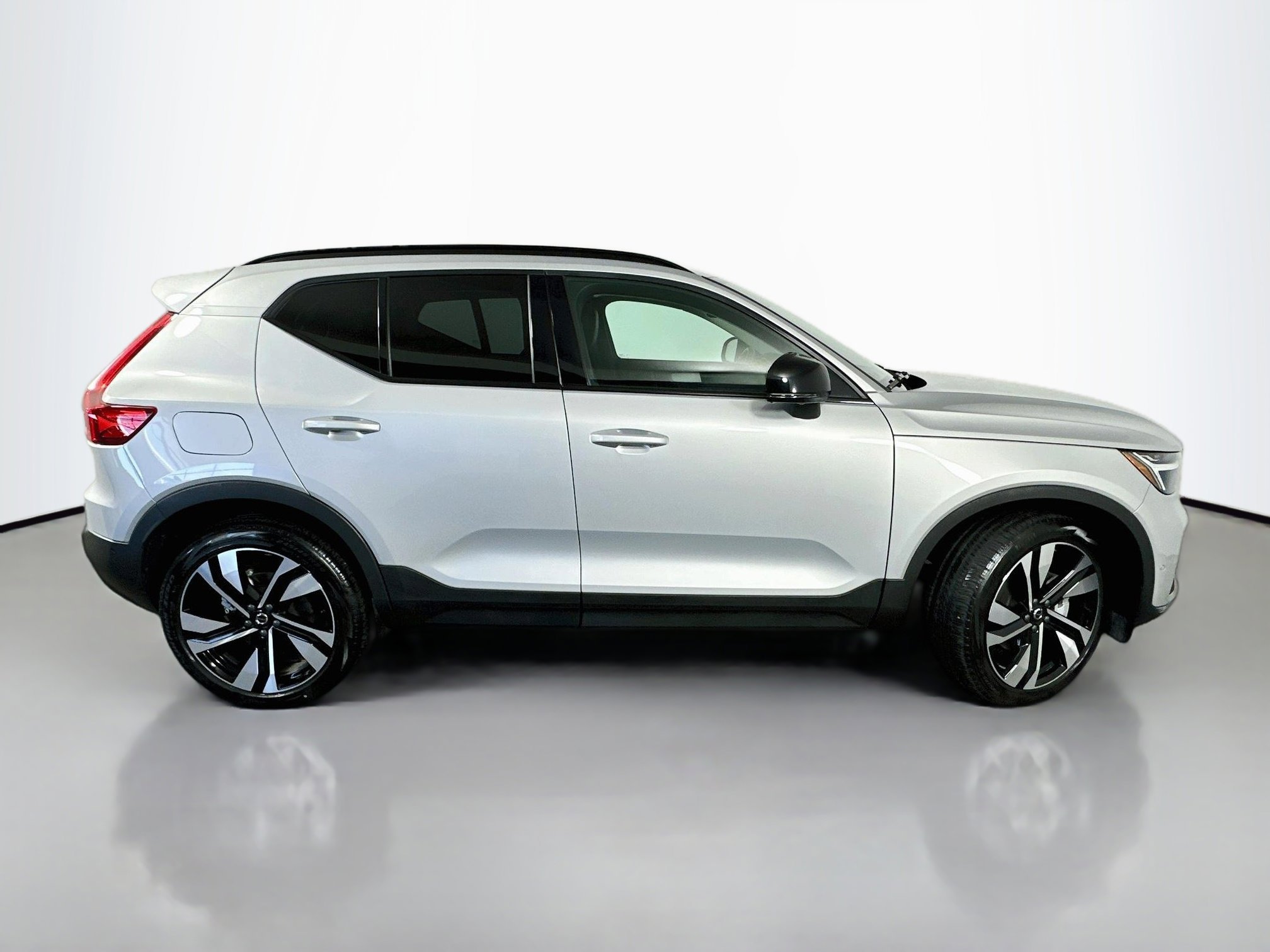 2025 Volvo XC40 Plus - Photo 8