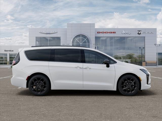 New 2027 Bright White Clear-Coat Paint Chrysler Limited image 125