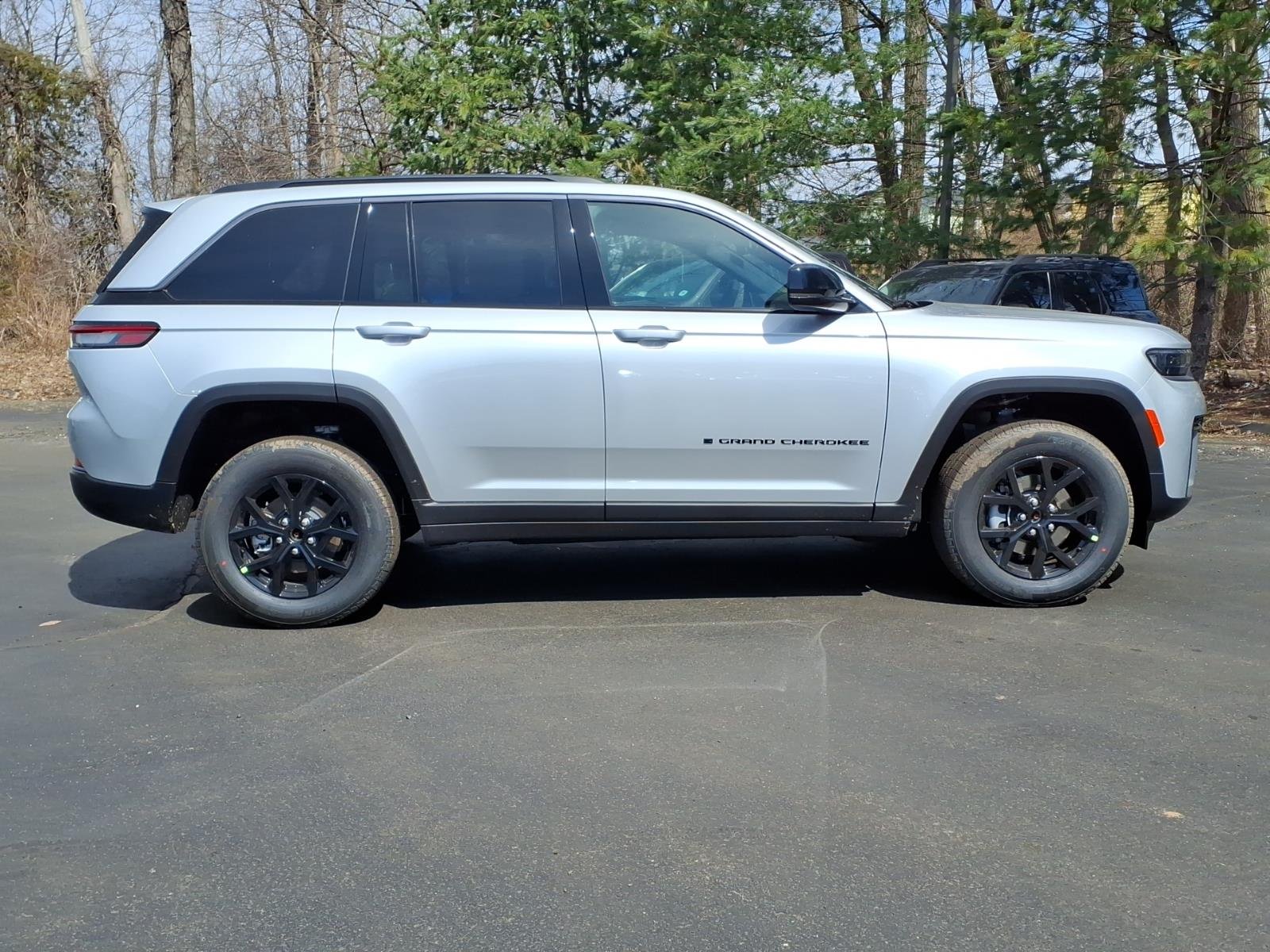 New 2026 Silver Zynith Exterior Paint Jeep Altitude image 2