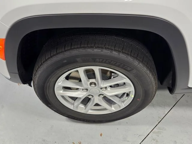 New 2026 Bright White Clear-Coat Exterior Paint Jeep Laredo X image 19