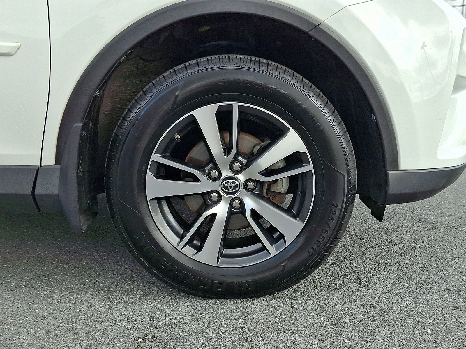 Used 2018 Super White Toyota XLE image 9