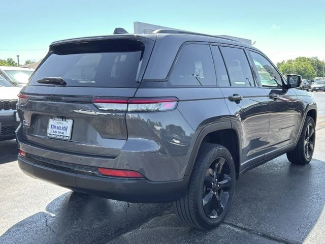 Used 2022 Gray Jeep Altitude image 12