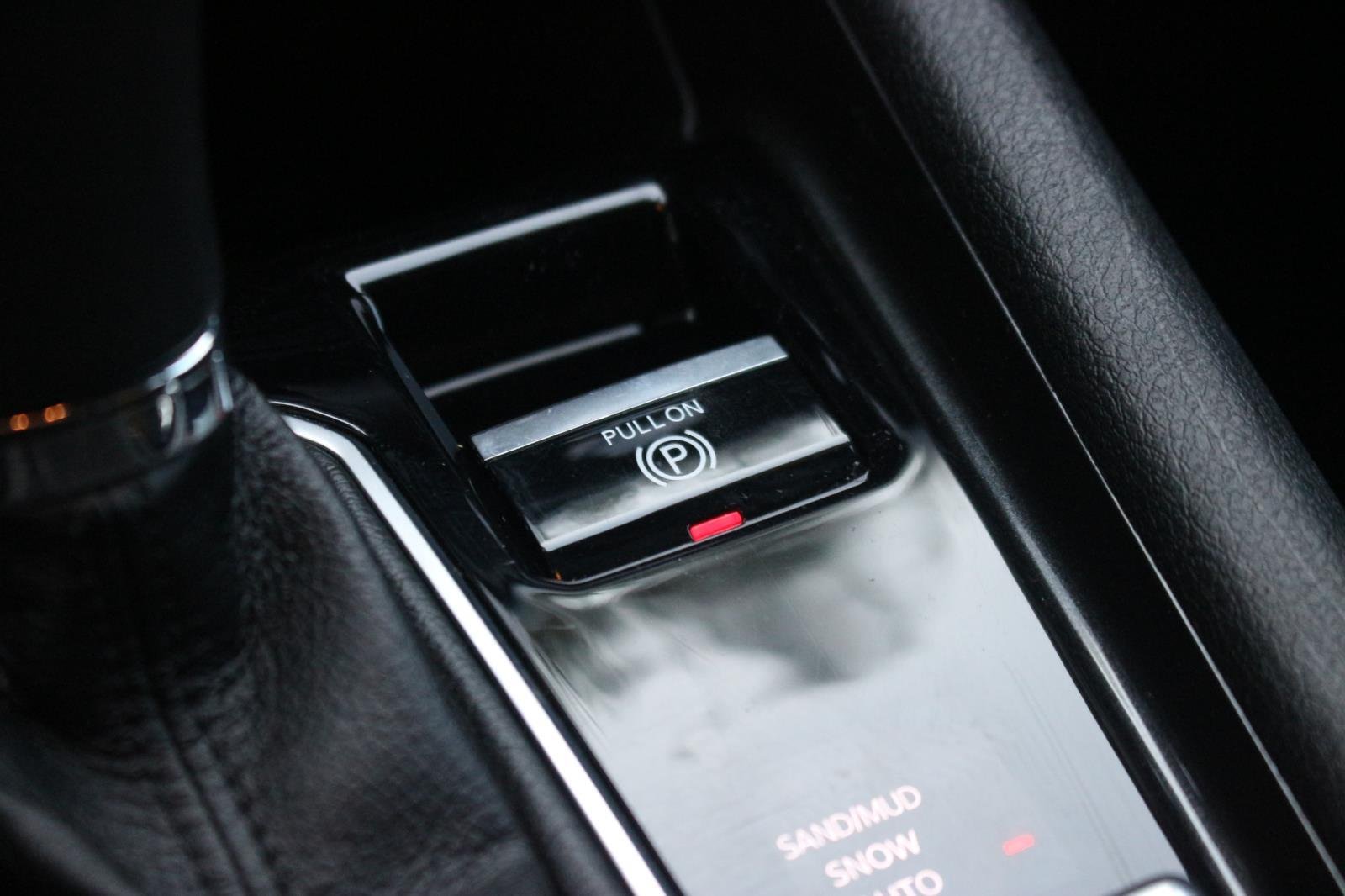 Used 2024 White Jeep Latitude image 27