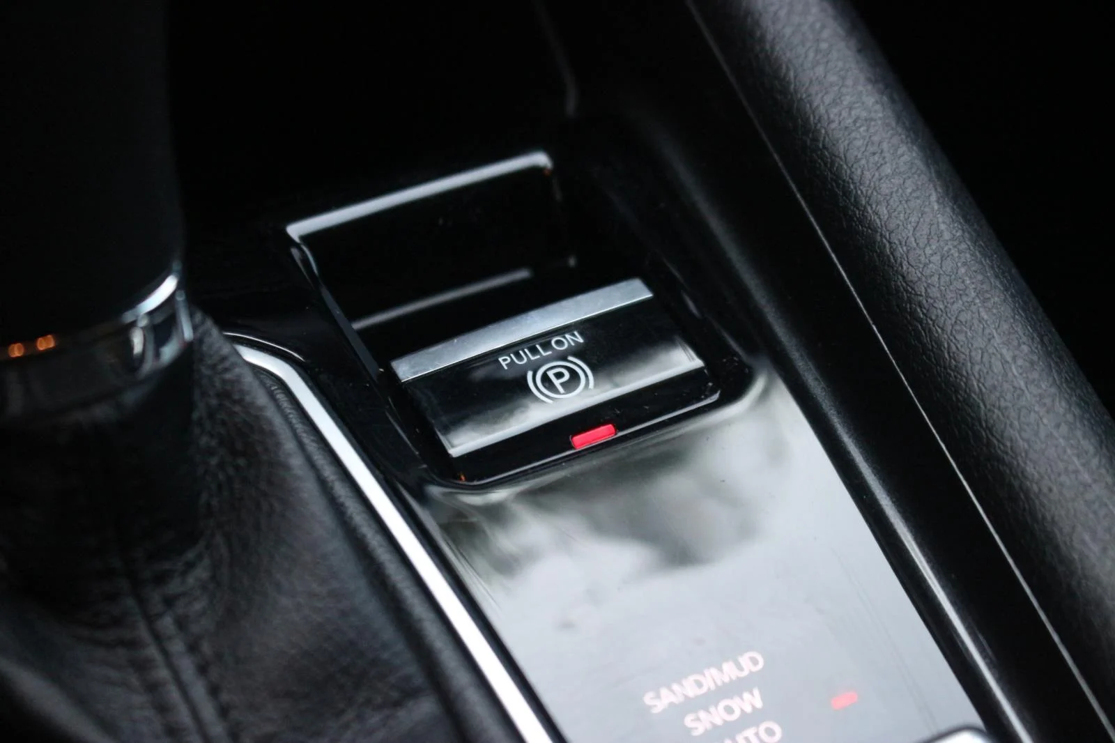Used 2024 White Jeep Latitude image 27
