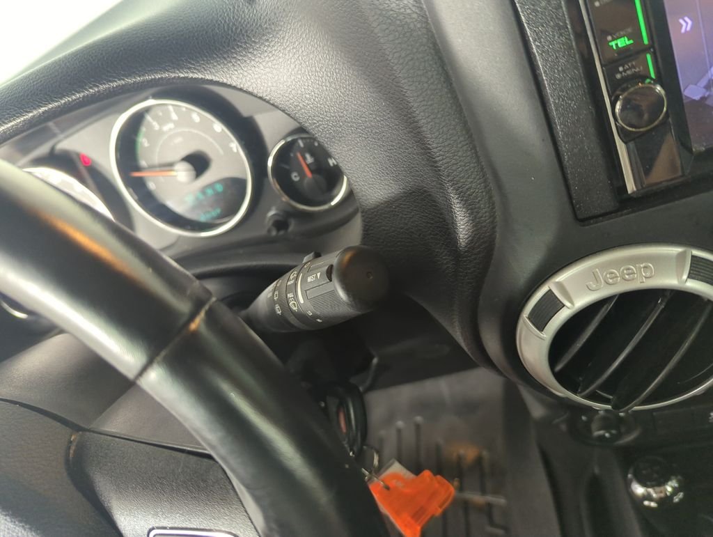 Used 2018 White Jeep Unlimited Sahara image 22