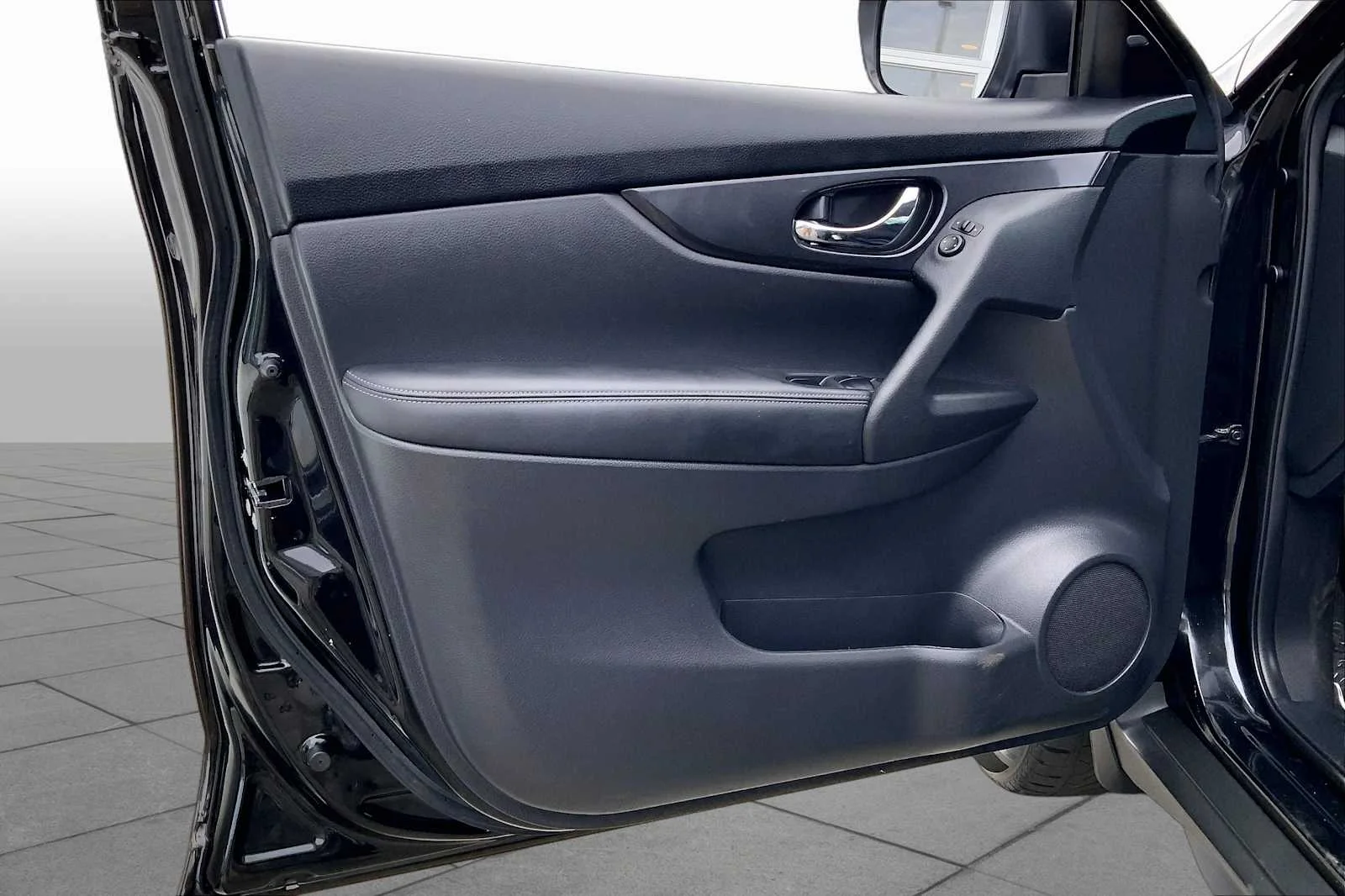 Used 2020 Magnetic Black Pearl Nissan S image 21